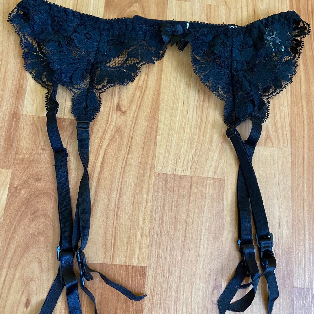Vintage 90's black lace garter belt by Victoria's Secret Small